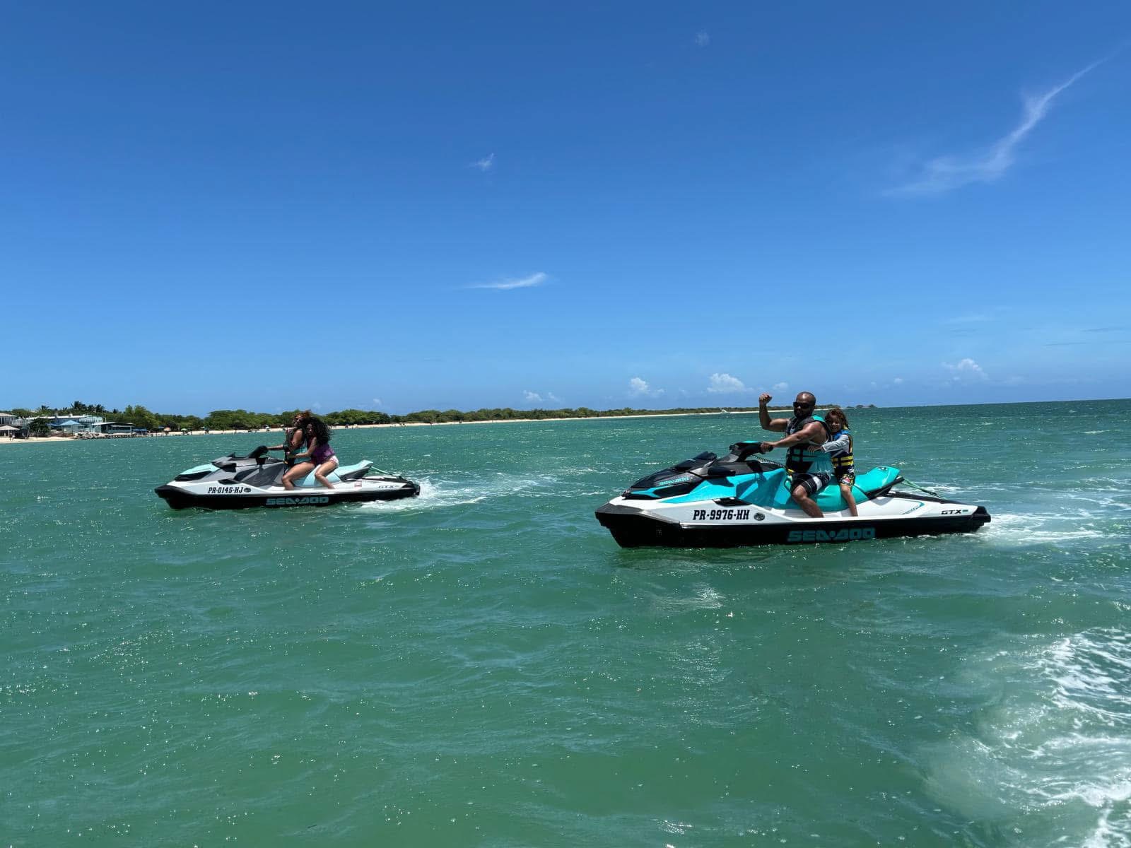 Cliente disfrutando una experiencia con VIP Jetski Rental